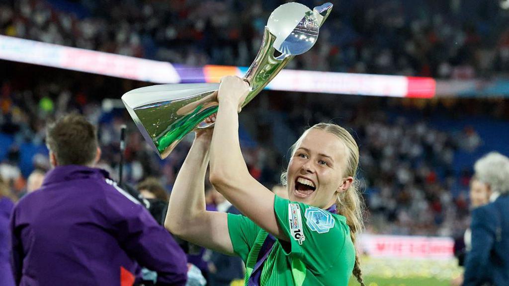 Hannah Hampton holds up the Euro 2025 trophy
