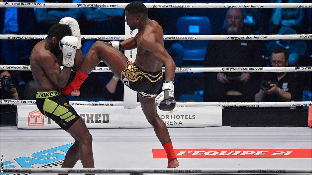 Cedric Doumbe kicks Murtel Groenhart in the stomach