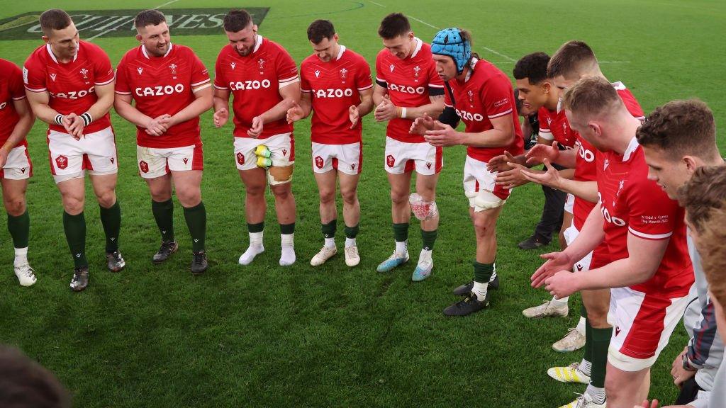 Huddle of Wales players