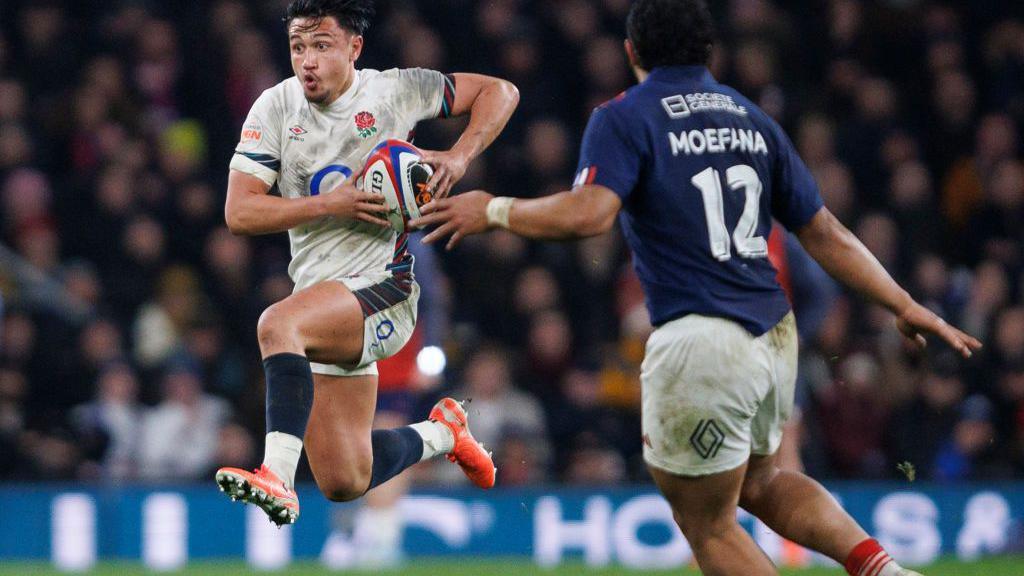 Marcus Smith goosesteps as he takes on the French defence