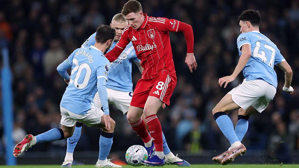 Image of Elliot Anderson playing for Nottingham Forest, being challenged by Bernardo Silva, Erling Haaland and Phil Foden of Manchester City during the Premier League match between Manchester City and Nottingham Forest at Etihad Stadium on March 4, 2026