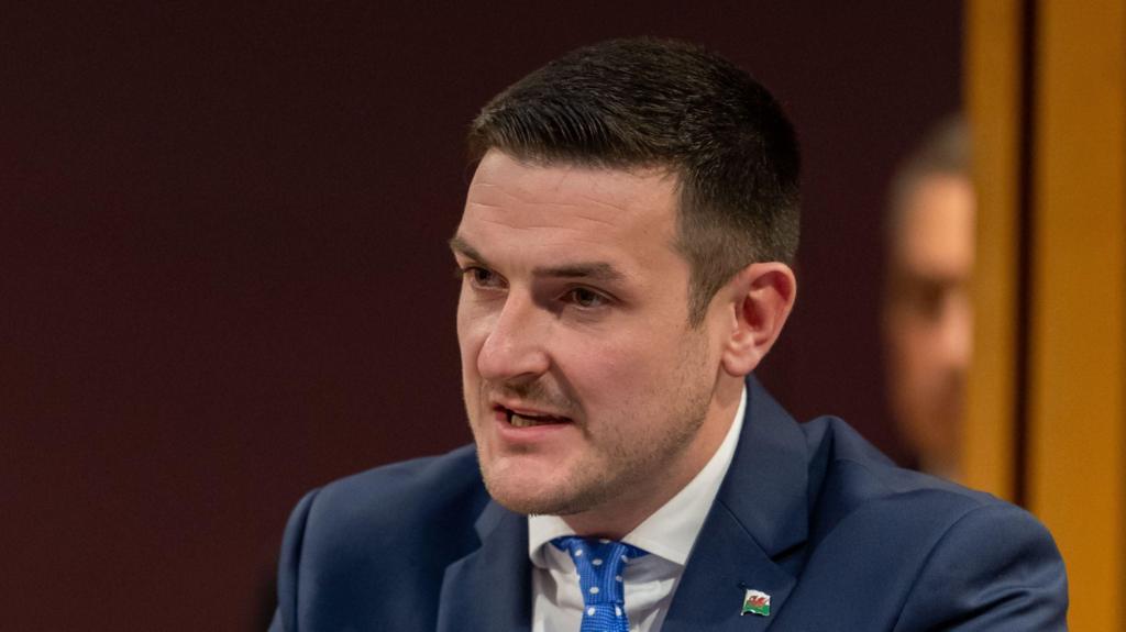 Фараж опровергает слухи о переговорах о переходе с исключенным консерватором