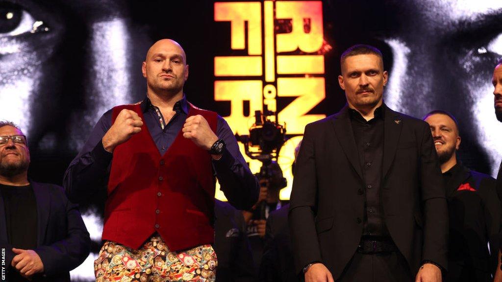 Tyson Fury and Oleksandr Usyk pose for pictures