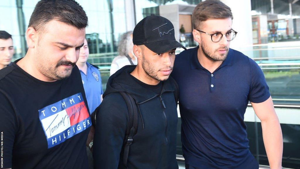 Alex Oxlade-Chamberlain arrives in Istanbul before agreeing Besiktas deal