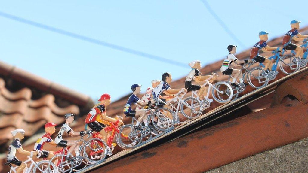 The miniature peloton on the extension roof