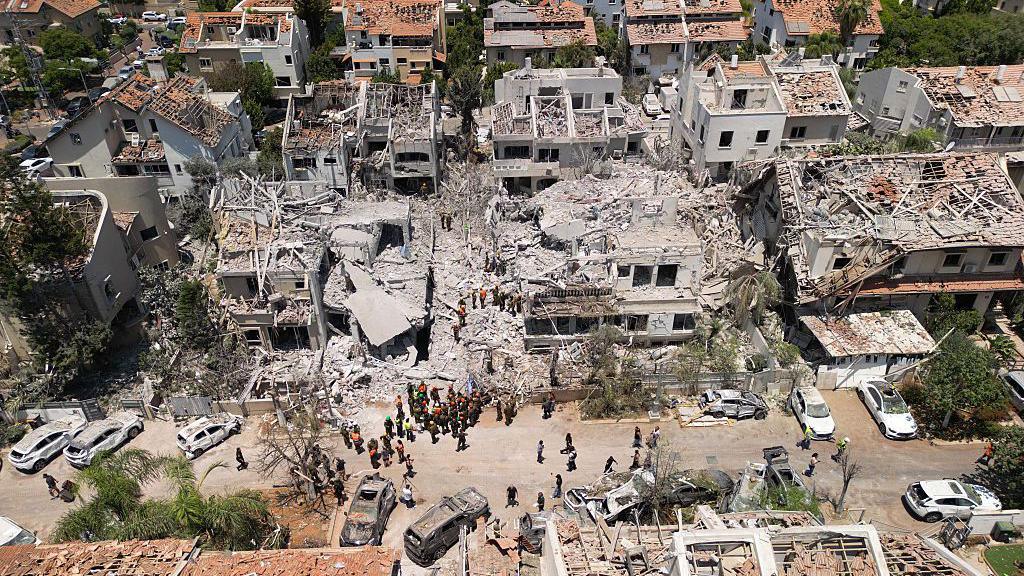 Damage homes and vehicles in Rishon LeZion, Israel, following an Iranian ballistic missile strike (14 June 2025)