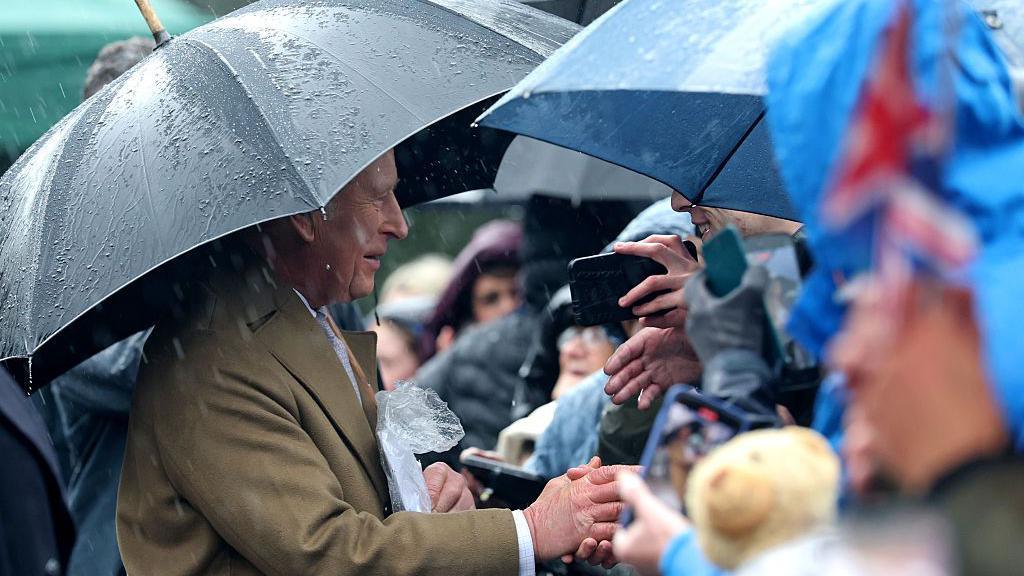Mbreti takon turma në shi në Merthyr Tydfil