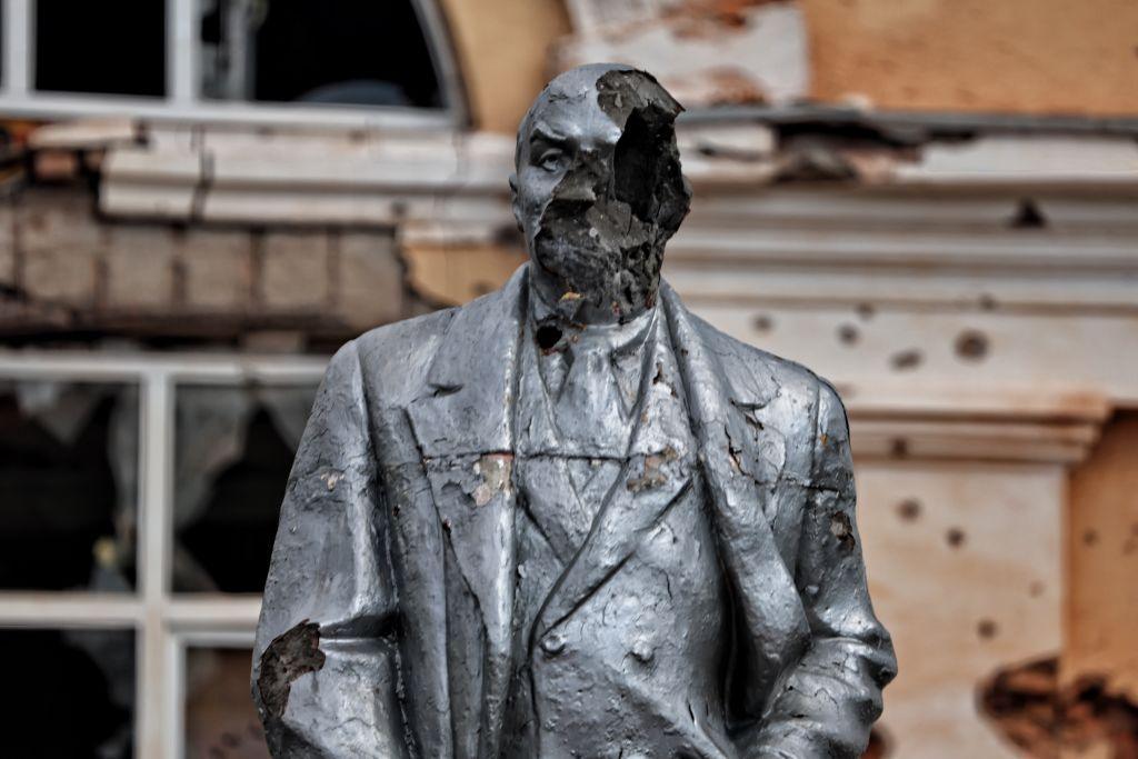 A damaged statue of Lenin stands in Sudzha after fighting in August