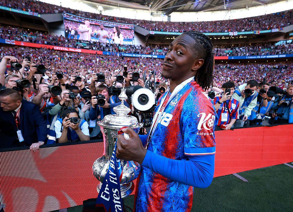 Eberechi Eze of Crystal Palace celebrates with the FA Cup trophy after his team's victory in the Emirates FA Cup Final match between Crystal Palace and Manchester City at Wembley Stadium.
