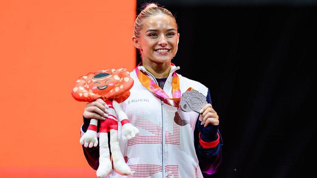 Ruby Evans yn ennill medal arian ym Mhencampwriaethau Gymnasteg y Byd 2025