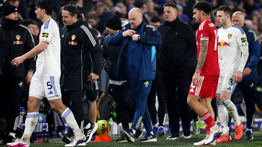 Sean Dyche walks down the touchline during Nottingham Forest's defeat at Leeds United