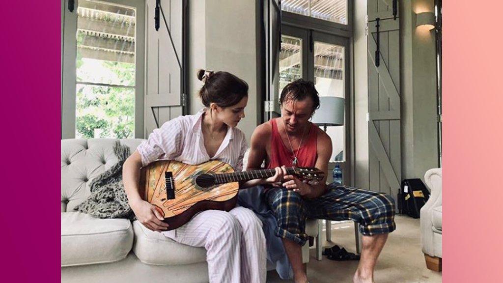 tom-felton-emma-watson-guitar