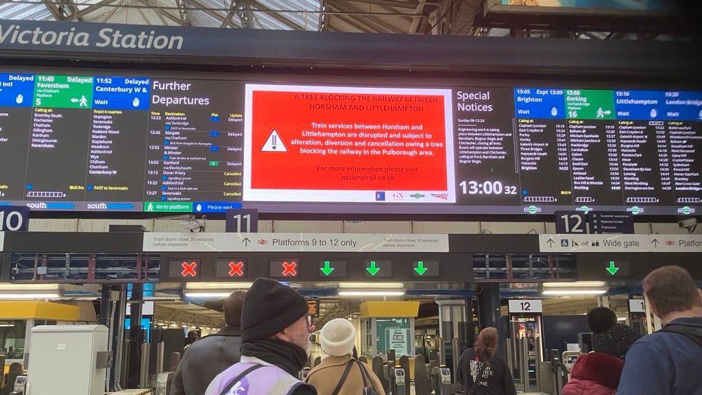 Train departures from London Victoria, showing delays to Littlehampton and Horsham.