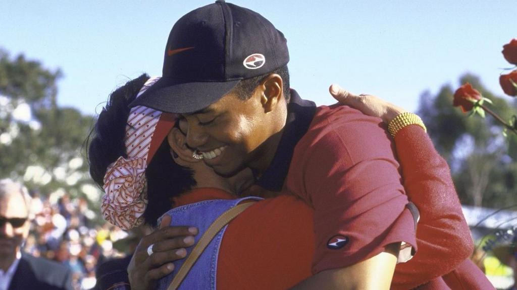 Woods hält Trauer für seine „größte Fanin“, als Mutter stirbt