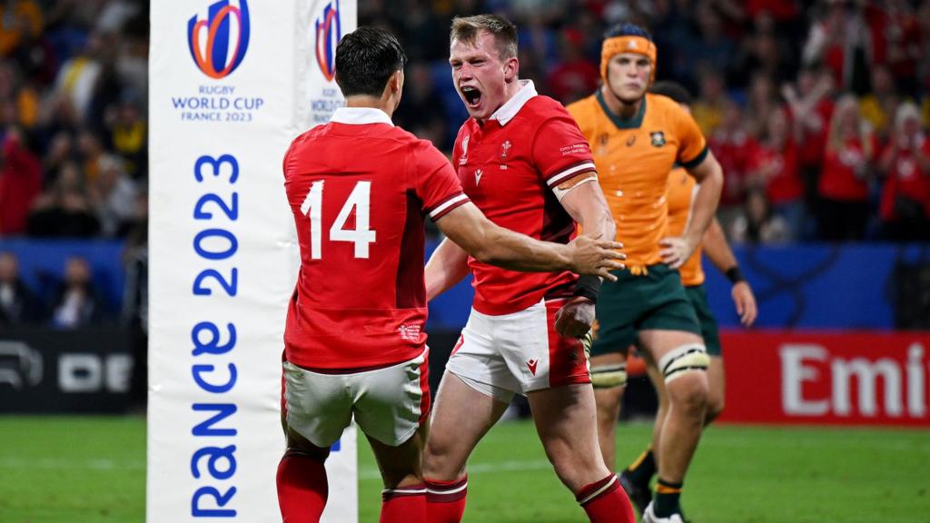 Nick Tompkins and Louis Rees-Zammit celebrate Welsh try