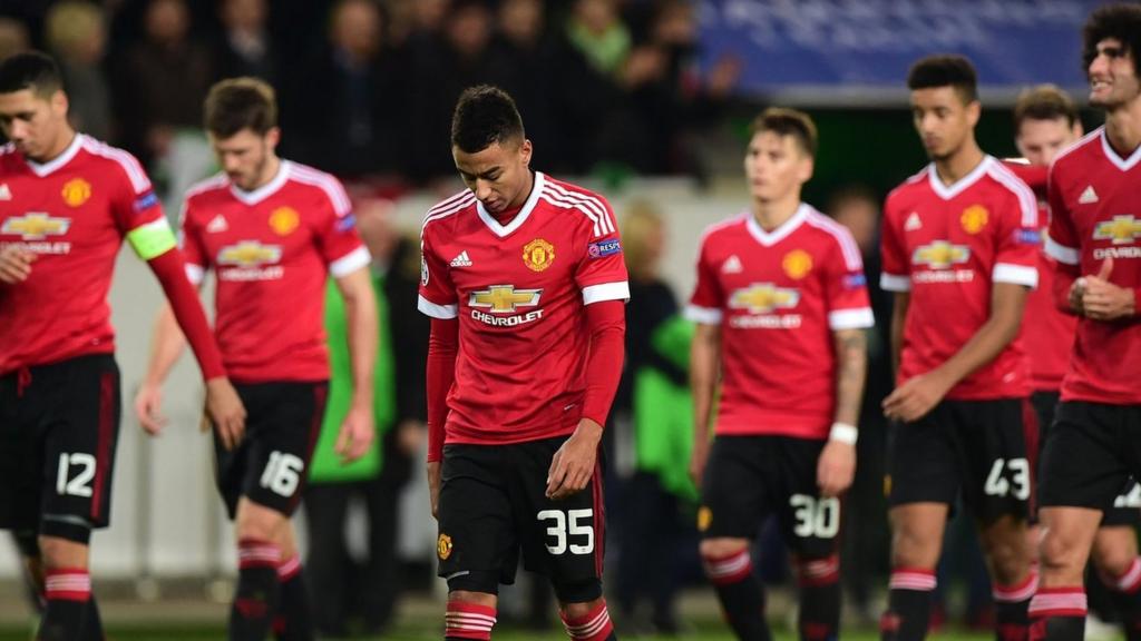 Manchester United players look dejected