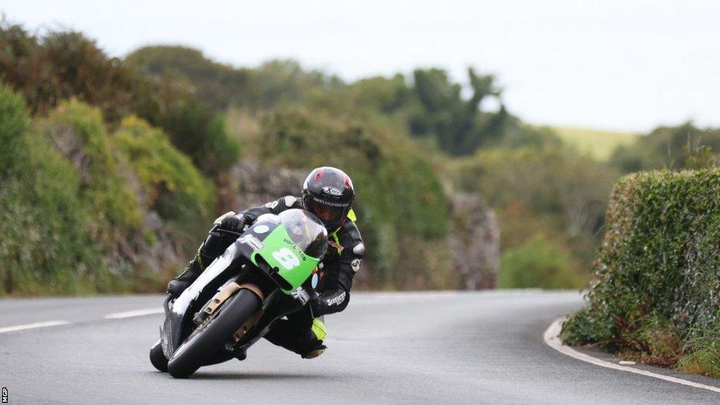 Dan Sayle takes a corner during the Lightweight Manx GP