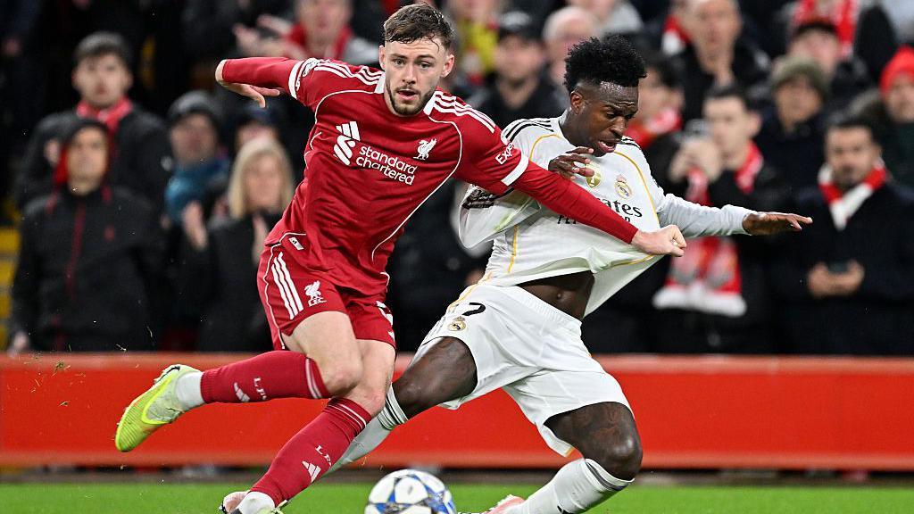 Connor Bradley battles with Vinicius Jr