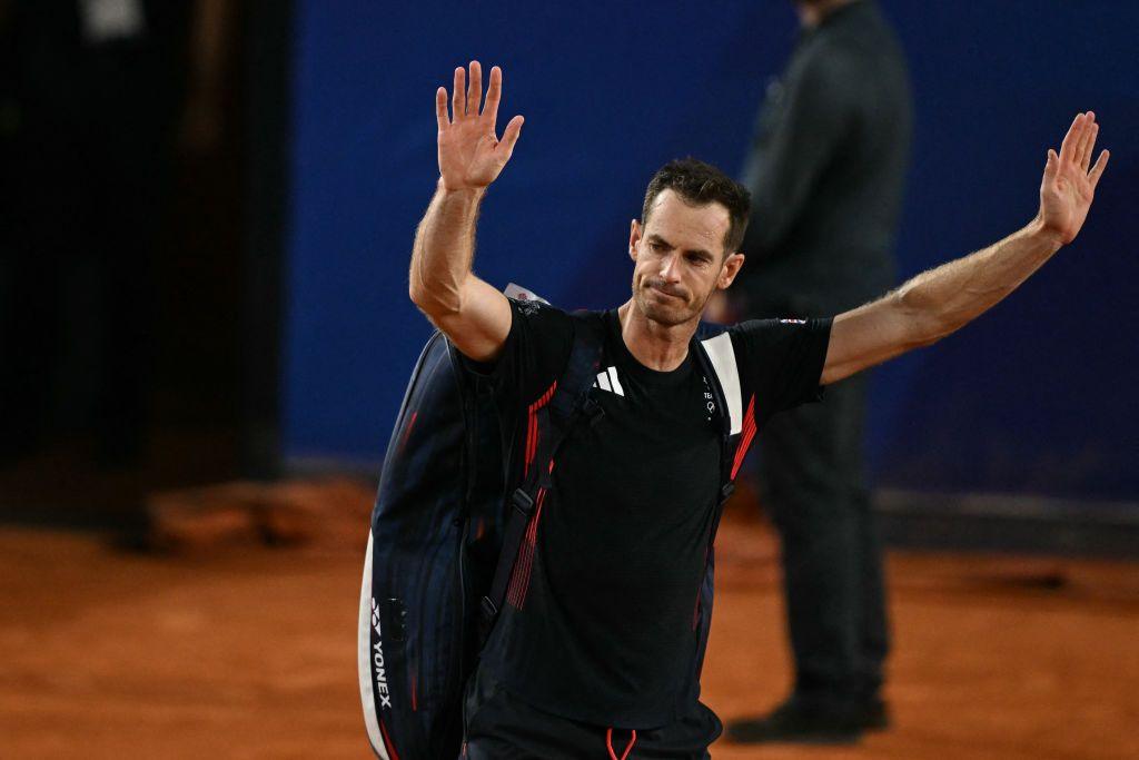 Andy Murray waves goodbye in Paris