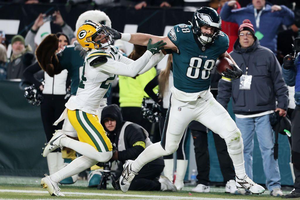 Dallas Goedert hands off a Packers defender as he scores a touchdown for Philadelphia