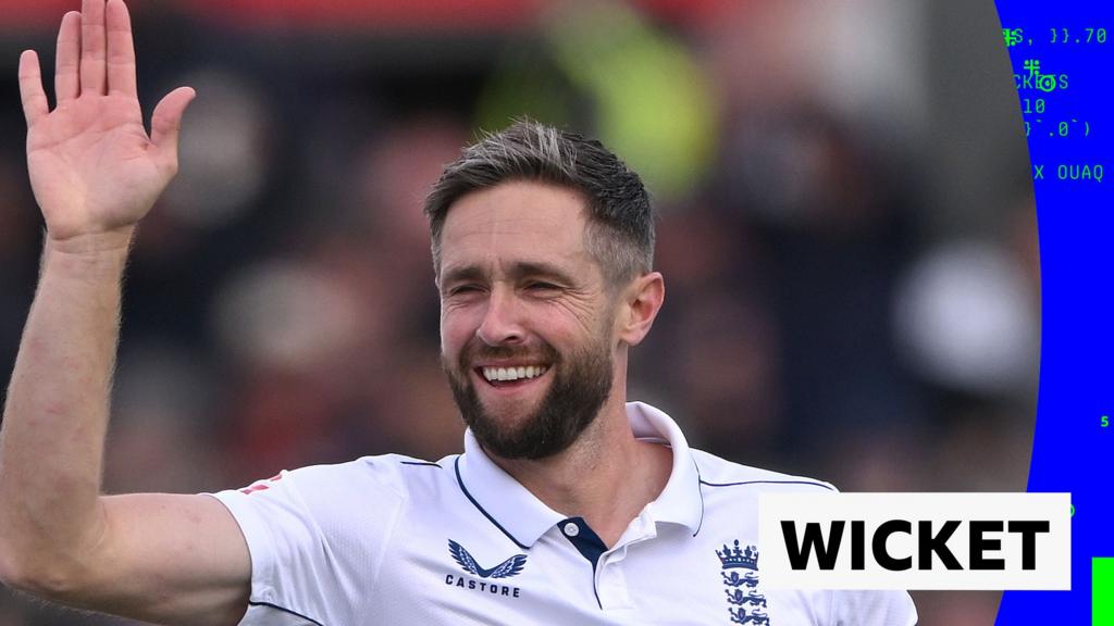 Woakes bowls Madushka with third ball of Sri Lanka innings