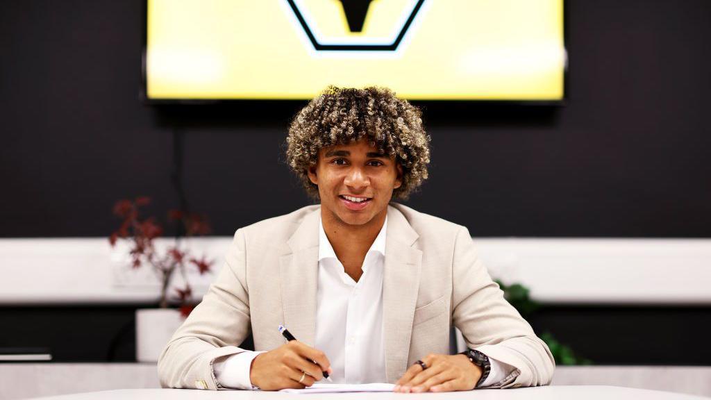 Pedro Lima signs for Wolves