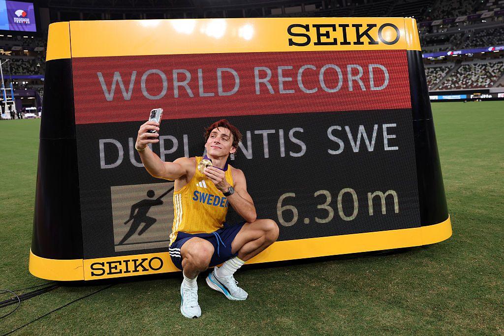 Armand Duplantis poses with his world record in Tokyo