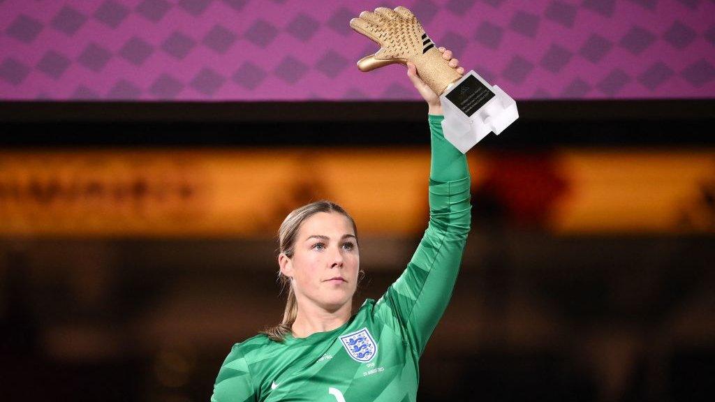 Mary Earps holding the Golden Glove award