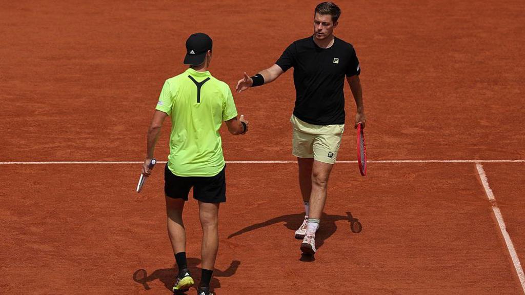 Joe Salisbury and Neal Skupski on a clay court
