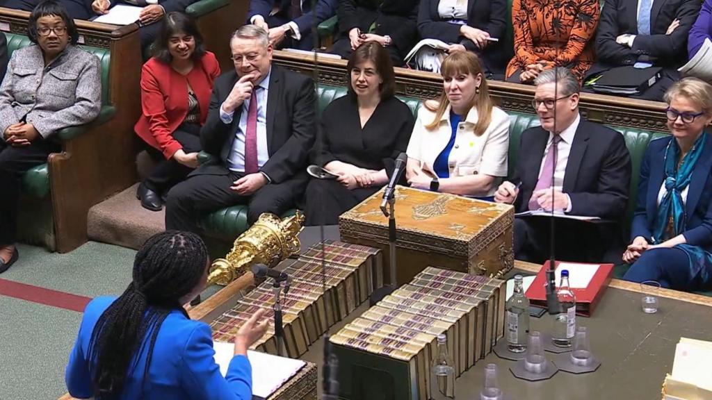 PMQs wide shot showing Badenoch and Starmer