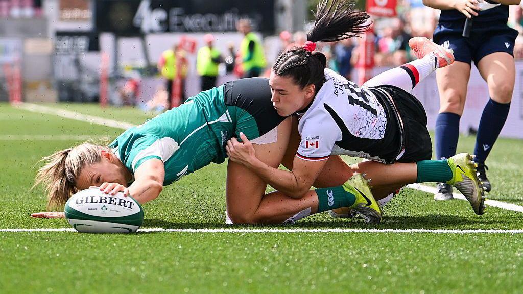 Anna McGann scores try