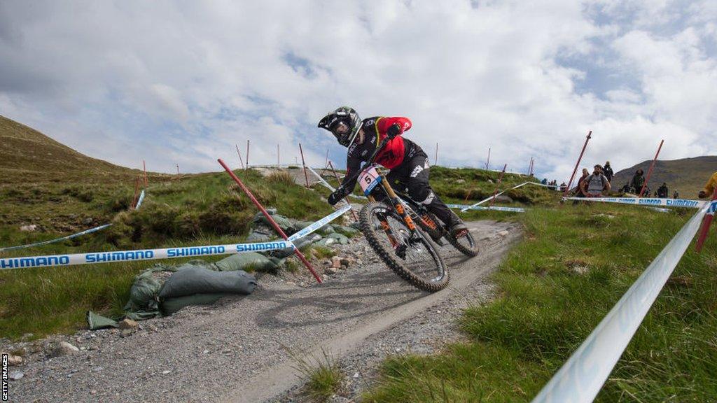 Manon Carpenter in action on her bike