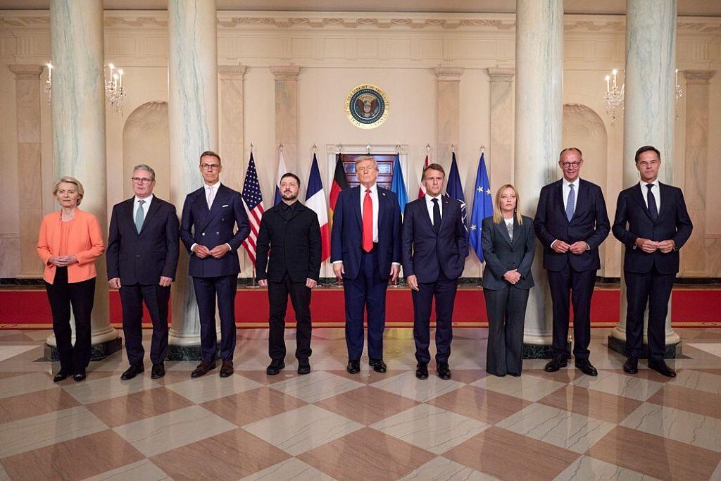 rsula von der Leyen, president of the European Commission (L), UK Prime Minister Keir Starmer, Finland's President Alexander Stubb, Ukraine's President Volodymyr Zelenskiy, US President Donald Trump, France's President Emmanuel Macron, Italy's Prime Minister Giorgia Meloni, Germany's Chancellor Friedrich Merz, and NATO Secretary General Mark Rutte pose for a photo.
