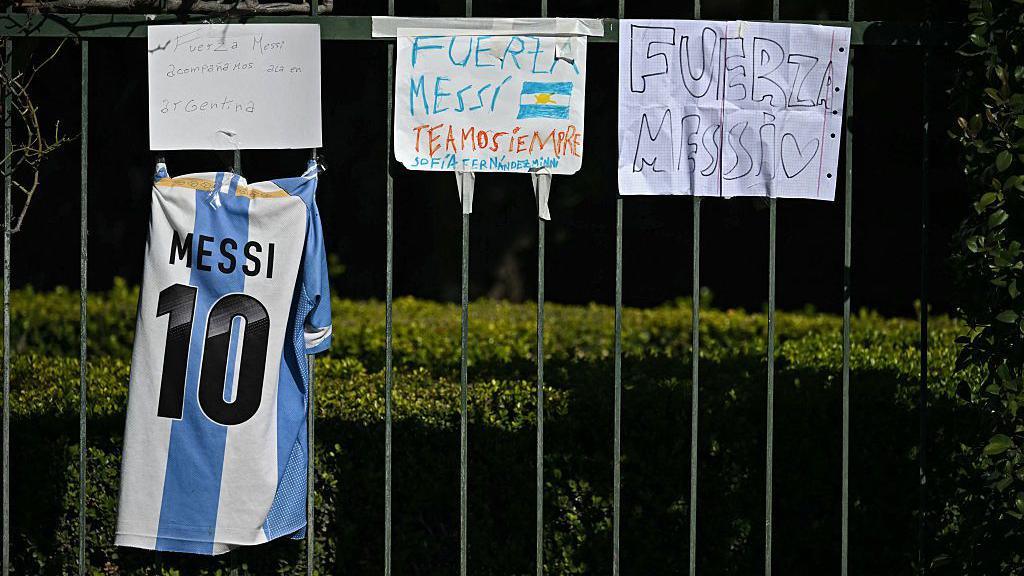 Tributes to Jorge Messi on the gates outside El Prado Cemetery.