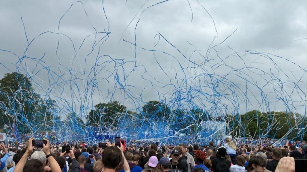 streamers released ad crowds celebrate