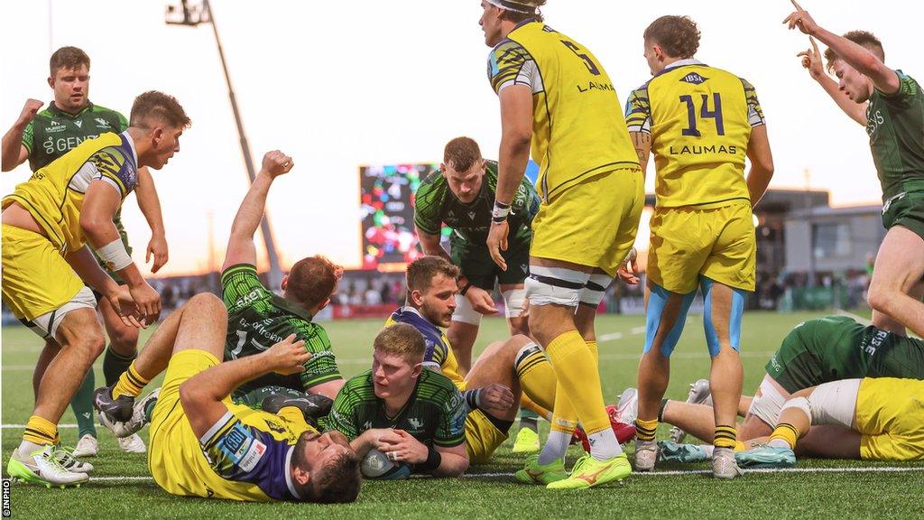 Sean O'Brien scores for Connacht