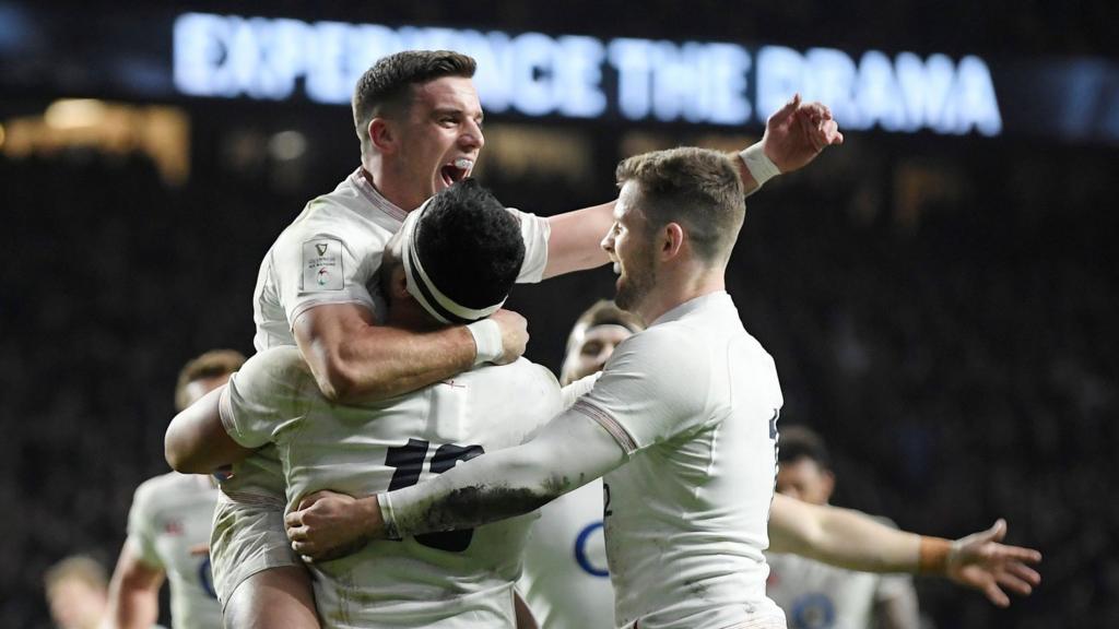 England celebrate Manu Tuilagi's try