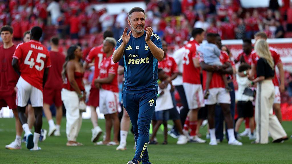 Vitor Pereira, manager of Nottingham Forest, applauds the fans.