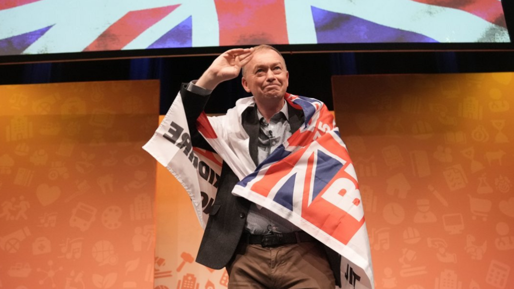 Farron, Liberal Demokratlar vatanseverliği yeniden tanımlamayı hedeflerken bayrağa başvurdu