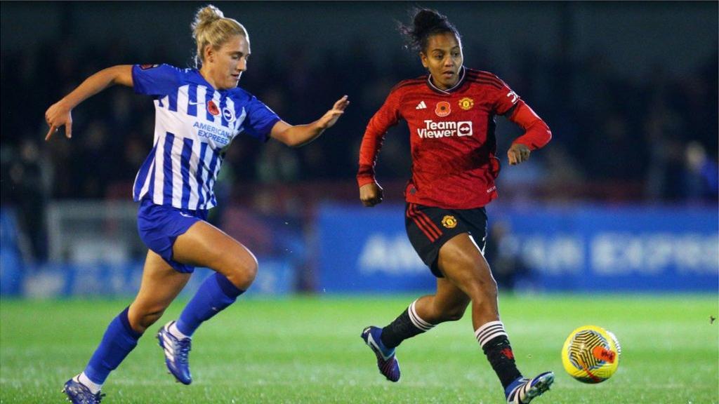 Geyse of Manchester United is challenged by Maisie Symonds of Brighton & Hove Albion