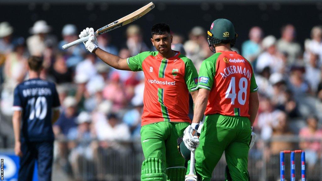 Rishi Patel of Leicestershire (left)