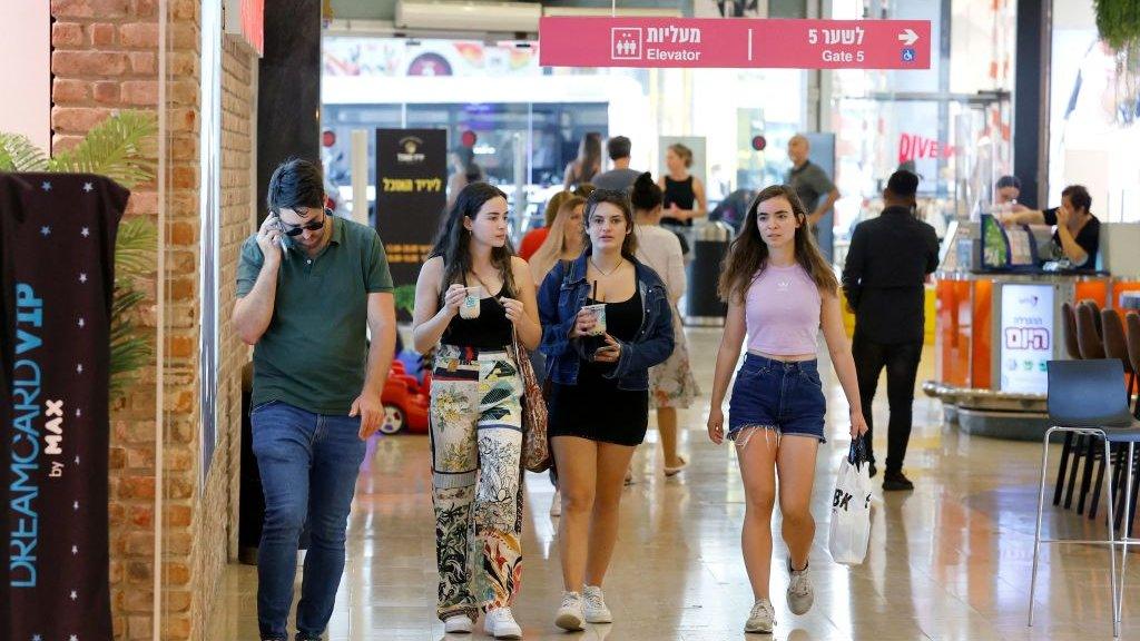 People without masks in a shopping centre in Tel Aviv (15/07/21)