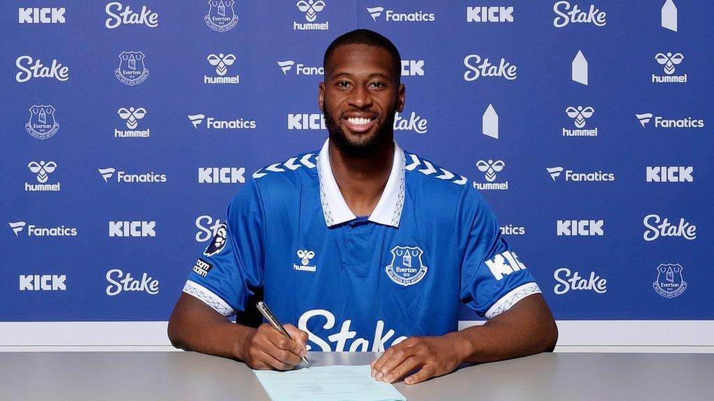 Beto wearing an Everton shirt