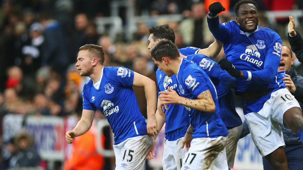 Romelu Lukaku celebrates after Tom Cleverley scores