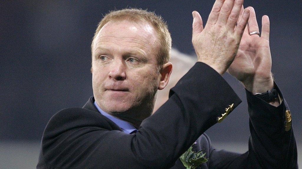 Alex McLeish clapping