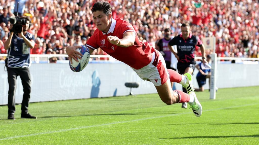 Louis Rees-Zammit scores bonus-point try