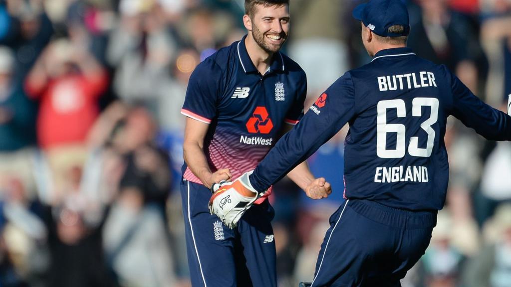 Mark Wood and Jos Buttler celebrate