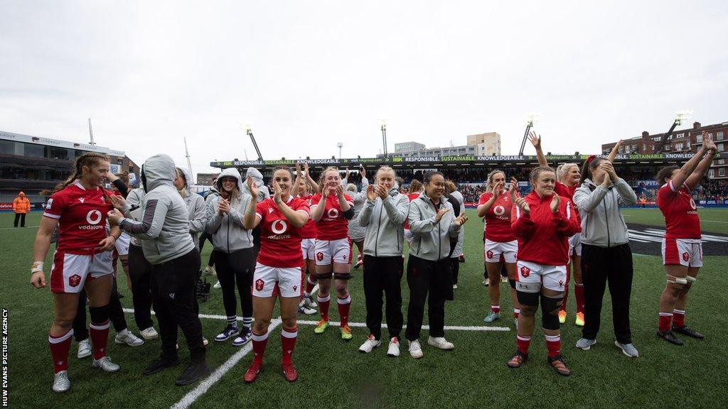 Wales players thanks the fans