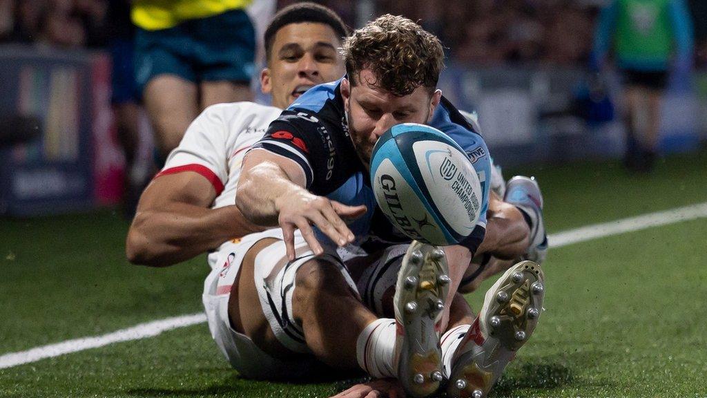 Cormac Izuchukwu stops Thomas Young from scoring a try