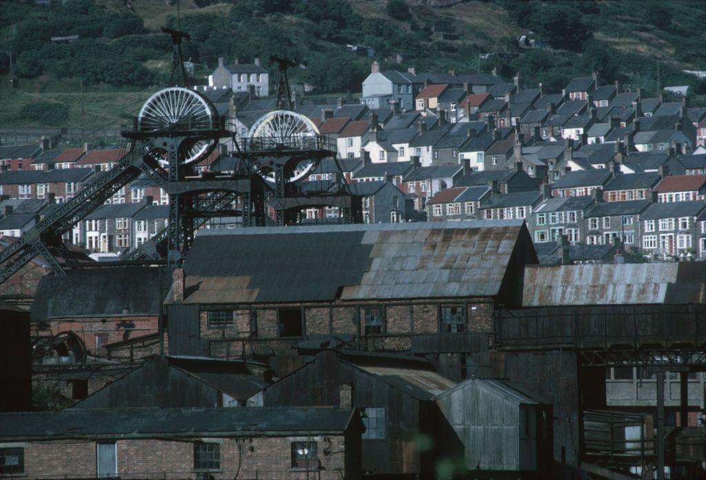 Y tai teras gerllaw Pwll Glo Chwe Chloch ym mis Medi 1969, bedair blynedd ar ôl i'r drychineb greithio'r gymuned. Fe wnaeth Pwll Gloch Chwe Chloch gau yn 1988